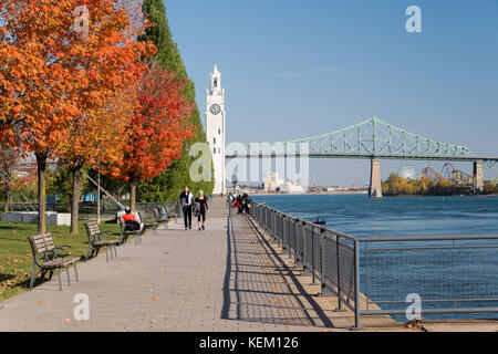 Montreal, Ca - 21. Oktober 2017: Montreal Clock Tower und Jacques Cartier Brücke mit Herbstfarben Stockfoto