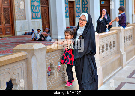 Provinz Fars, Shiraz, Iran - 19. April 2017: Shah Cheragh Heiligtum, muslimische Frau das Tragen eines islamischen Schleier Spaziergänge im Innenhof der Moschee w Stockfoto