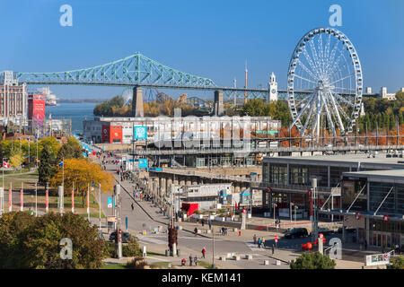 Montreal, CA - 21. Oktober 2017: Luftaufnahme des Alten Hafen von Montreal, mit Rad, Obsevation Jacqus Cartier Brücke und Bonsecours Market Stockfoto