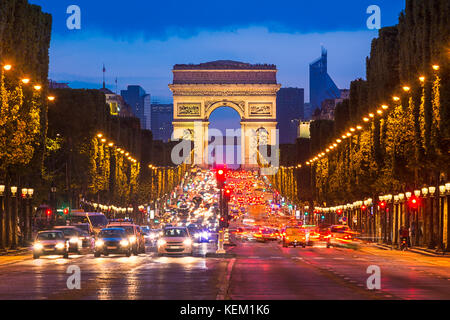 Avenue des Champs Elysees und Arc de Triomphe bei Nacht, Paris Stockfoto
