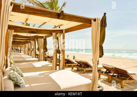 Luxus Sonnenliegen am Strand in Cancun, Mexiko Stockfoto