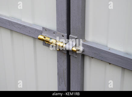 Verriegelung auf Tor. ein Design für die Verriegelung von Tor aus. Stockfoto