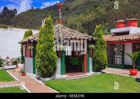 Kolumbien, Südamerika - EIN Teil des Restaurante El Colonial in Nemocon, in der Cundinamarca Abteilung. Hintergrund: Anden Stockfoto