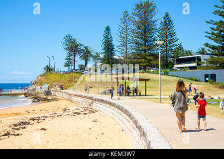 Frau mit ihrem Sohn in Collaroy Beach, Sydney, New South Wales, Australien Stockfoto