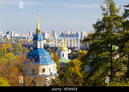 Vydubychi Kloster mit Panoramablick auf Kiew. Panoramablick auf Kiew, Ukraine. botanischer Garten Stockfoto