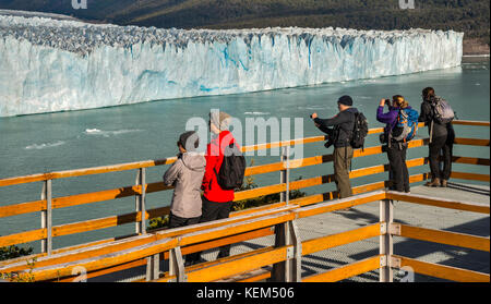 Besucher, die an der Perito Moreno Gletscher, Nationalpark Los Glaciares, Patagonien, Argentinien Stockfoto