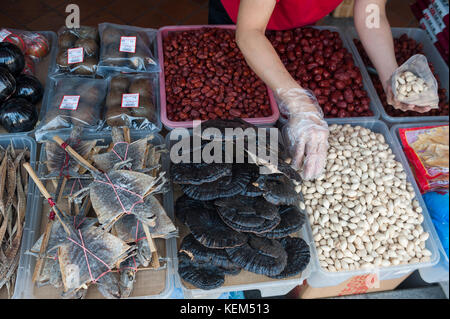 20.10.2017, Singapur, Republik Singapur, Asien - eine traditionelle chinesische Medizin Shop verkauft alle Arten von getrockneten Pflanzen, Kräuter, Früchte und Tiere. Stockfoto