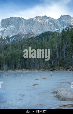 Gefrorenen See in den Bayerischen Alpen in der Nähe der Eibsee, Winter. Stockfoto