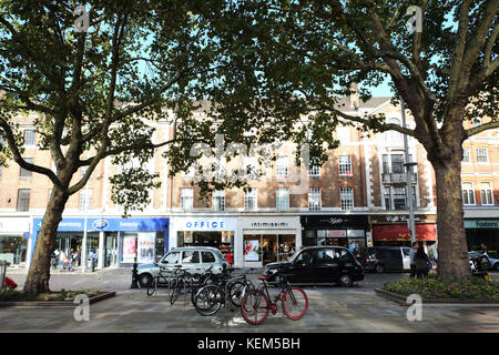 Straßenszene The Kings Road Chelsea London 21.. Oktober 2017 in der Nähe des Sloane Square Stockfoto