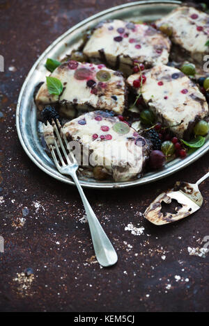 Semifreddo oder italienischen Käse Eis Dessert mit Beeren und Minze auf Vintage silver Fach über Metall rostig grunge Hintergrund, Ansicht von oben. Stockfoto