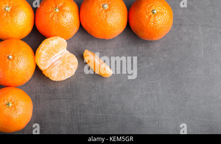 Mandarin auf grauem Stein Tabelle Ansicht von oben Stockfoto