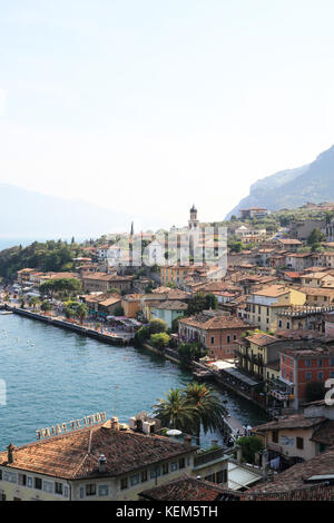 Luftaufnahme von Limone sul Garda, Gardasee, Brescia Region, im Norden von Italien Stockfoto
