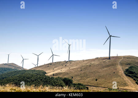 Windmühlenfarm in Berg. Stockfoto