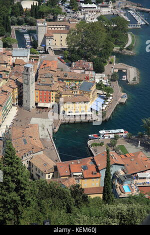 Luftaufnahme von Riva del Garda, auf dem See von Garda Ufer, im Norden von Italien, Europa Stockfoto