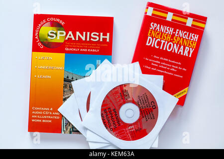 Spanisch CD Sprachkurs enthält 4 Audio-CDs und eine bebilderte Arbeit Buch mit Spanisch Englisch Wörterbuch auf weißem Hintergrund Stockfoto