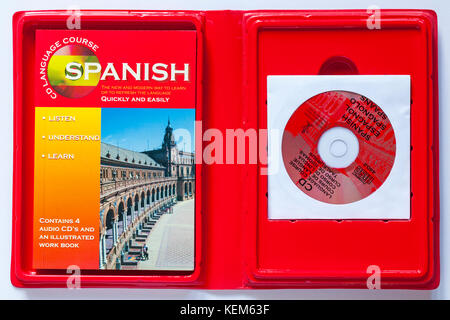 Spanisch CD Sprachkurs enthält 4 Audio-CDs und eine bebilderte Arbeit Buch auf weißem Hintergrund Stockfoto