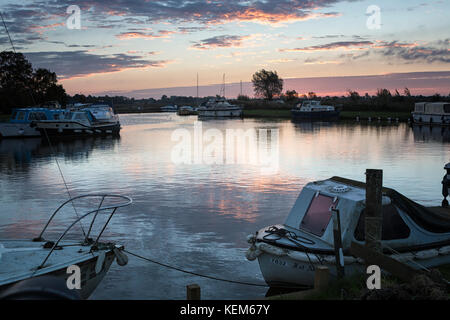 Ludham Brücke, Sonnenaufgang über dem Fluss Ant und Sümpfen. Stockfoto