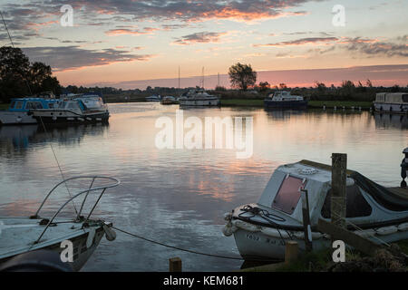 Ludham Brücke, Sonnenaufgang über dem Fluss Ant und Sümpfen. Stockfoto