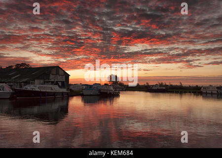 Ludham Brücke, Sonnenaufgang über dem Fluss Ant und Sümpfen. Stockfoto