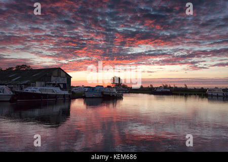 Ludham Brücke, Sonnenaufgang über dem Fluss Ant und Sümpfen. Stockfoto