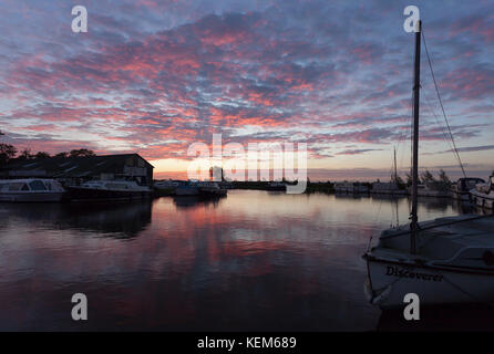 Ludham Brücke, Sonnenaufgang über dem Fluss Ant und Sümpfen. Stockfoto