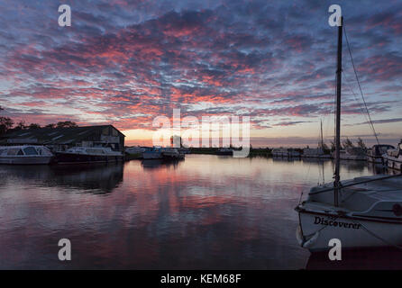 Ludham Brücke, Sonnenaufgang über dem Fluss Ant und Sümpfen. Stockfoto