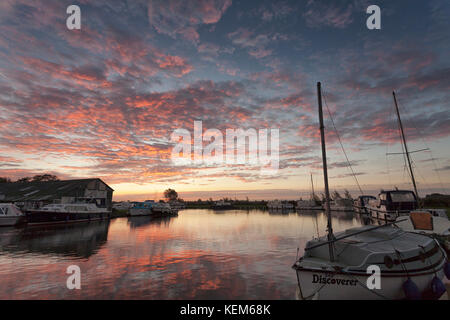 Ludham Brücke, Sonnenaufgang über dem Fluss Ant und Sümpfen. Stockfoto