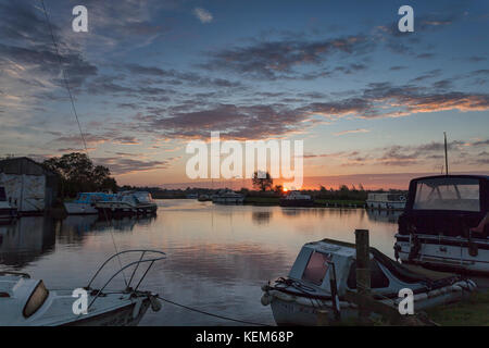 Ludham Brücke, Sonnenaufgang über dem Fluss Ant und Sümpfen. Stockfoto