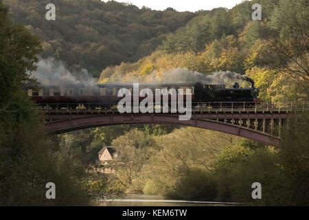 Ein Dampfzug überquert die Victoria Bridge auf der Severn Valley Railway in Arley, Bewdley. Stockfoto