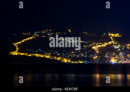 Nacht Blick auf den Hafen und die Festung in Alanya, Türkei Stockfoto