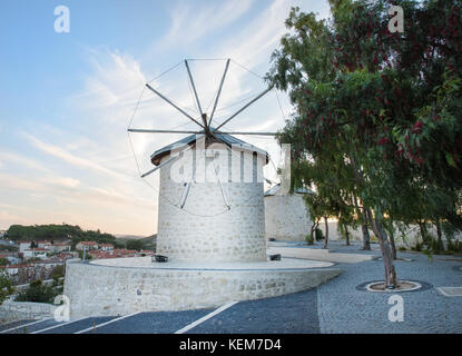 Traditionellen Windmühlen in Alacati, Provinz Izmir, Türkei. Stockfoto