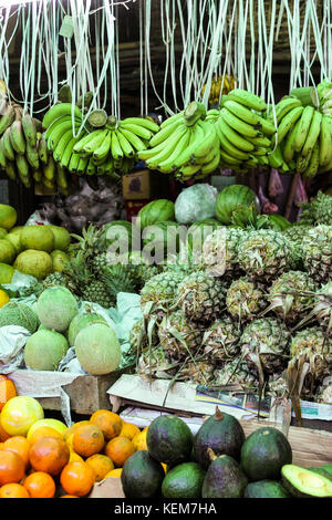Frisches Gemüse auf einem lokalen Markt Stockfoto