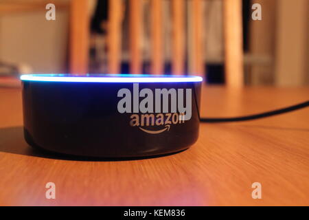 Alexa Echo Dot von Amazon Stockfoto