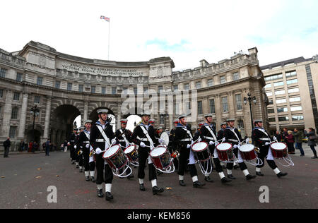 Seekadetten aus ganz Großbritannien marschieren von der Horse Guards Parade durch den Admiralty Arch zum Trafalgar Square im Zentrum von London, um den 212. Jahrestag der Schlacht von Trafalgar am nächsten Sonntag zum Schlachtdatum des 21. Oktober zu begehen. Stockfoto