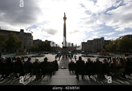 Geladene Gäste beobachten Seekadetten aus ganz Großbritannien auf dem Trafalgar Square im Zentrum von London, um den 212. Jahrestag der Schlacht von Trafalgar am nächsten Sonntag zum Schlachttag des 21. Oktober zu feiern. Stockfoto
