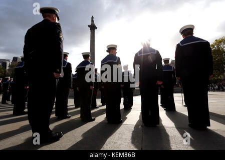 Seekadetten aus ganz Großbritannien versammeln sich am Trafalgar Square im Zentrum von London, um den 212. Jahrestag der Schlacht von Trafalgar am nächsten Sonntag zum Schlachtdatum des 21. Oktober zu begehen. Stockfoto
