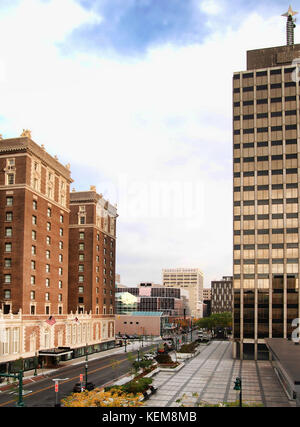 In Syracuse, New York, USA. Oktober 15, 2017. Blick nach Süden Warren Street in der Innenstadt von Syracuse, New York mit dem Marriott Syracuse und AXA Towers Stockfoto