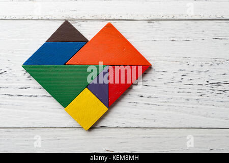 Tangram Holz in der Form eines Herzens mit Kopie Raum Stockfoto