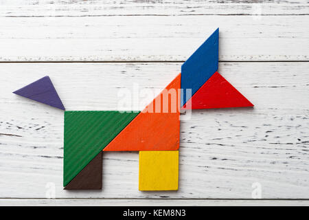 Holz tangram Puzzle Hund oder Lion Form auf weißem Hintergrund