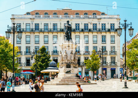 LISSABON, PORTUGAL - 12. AUGUST 2017: Touristen erkunden den Platz von Luis de Camoes (Praca Luis de Camoes), einen der größten Plätze in der Innenstadt von Lissabon Stockfoto