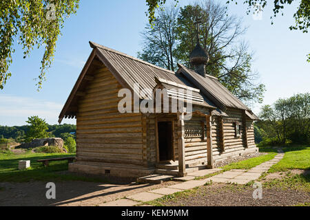Alte hölzerne Kirche von st.Demetrius von Thessaloniki in der Festung von Staraja Ladoga Stockfoto