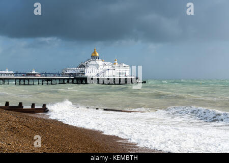 EASTBOURNE, East Sussex/UK - 21. Oktober: Ende des Sturms Brian Racing Vergangenheit Eastbourne Pier in East Sussex am 21. Oktober 2017 Stockfoto