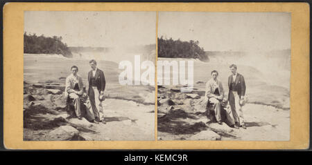 Porträt zweier Männer posieren an der Spitze der Niagarafälle von Samuel Mason Stockfoto