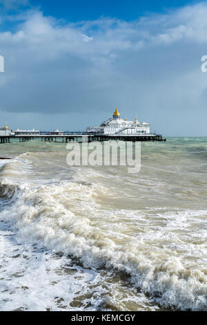 EASTBOURNE, East Sussex/UK - 21. Oktober: Ende des Sturms Brian Racing Vergangenheit Eastbourne Pier in East Sussex am 21. Oktober 2017 Stockfoto