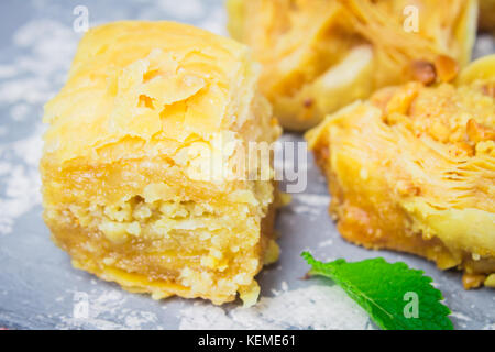 Baklava Türkisch traditionelle Lust auf einem dunklen Hintergrund. Toning Stockfoto
