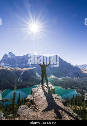 Mann am Berg oben in der Lake O'hara Lake circuit Trail, Yoho National Park Stockfoto