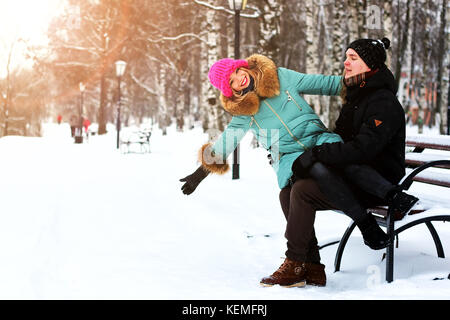 geliebten heterosexuelle auf ein Datum im winter Stockfoto