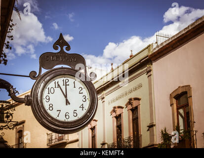 Santiago de Querétaro/Mexiko - 06. 22. 2017: traditionelle Uhr andador 5 de Mayo in Queretaro Mexiko Stockfoto