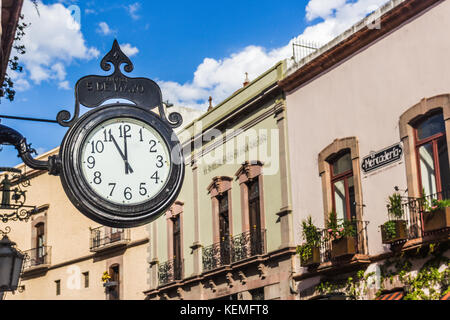 Santiago de Querétaro/Mexiko - 06. 22. 2017: traditionelle Uhr andador 5 de Mayo in Queretaro Mexiko Stockfoto