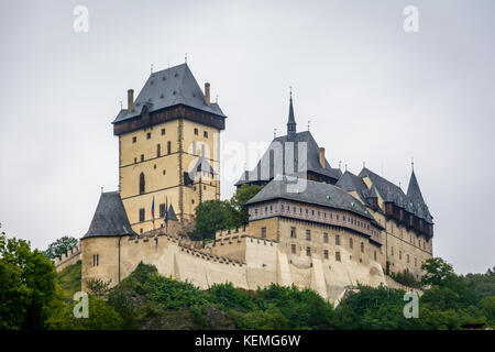 Tschechische großen gotischen Burg kralstejn im sonnigen Tag Stockfoto